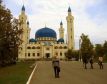На фоне мусульманской мечети. 
